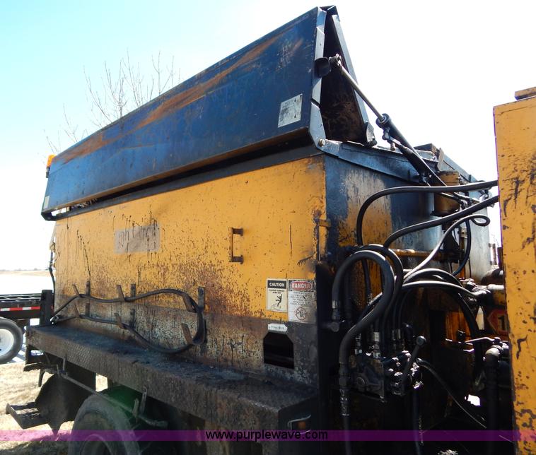 image for item I1086 1996 International 4900 pothole patcher truck