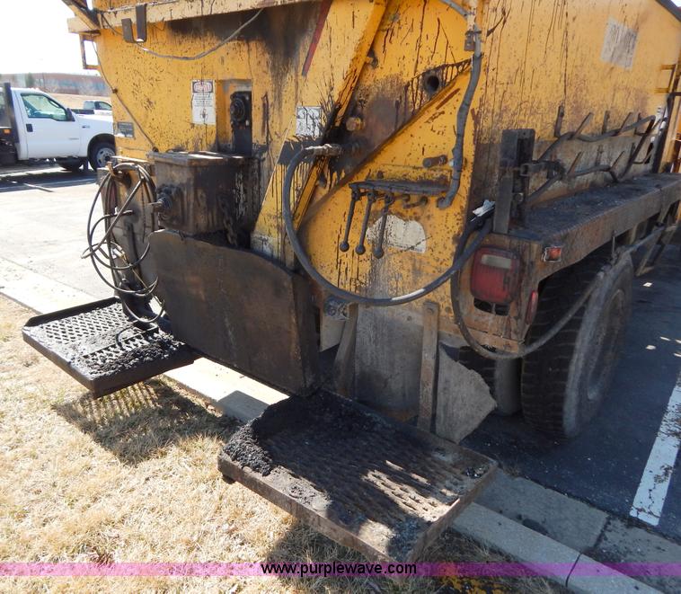 image for item I1086 1996 International 4900 pothole patcher truck
