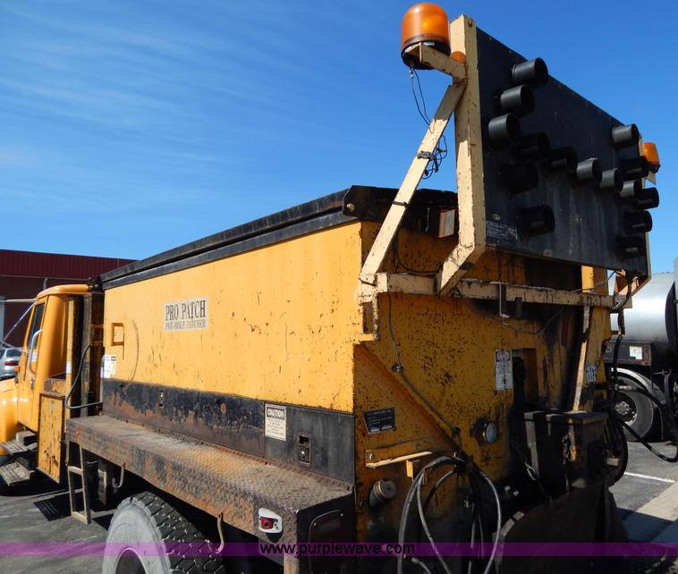 image for item I1086 1996 International 4900 pothole patcher truck