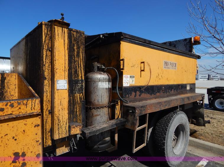 image for item I1086 1996 International 4900 pothole patcher truck