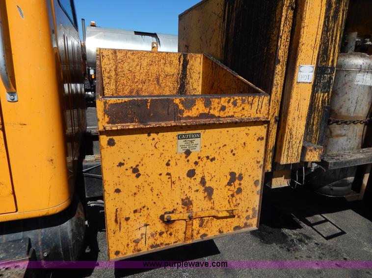 image for item I1086 1996 International 4900 pothole patcher truck