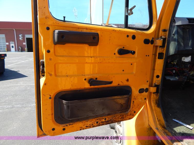 image for item I1086 1996 International 4900 pothole patcher truck
