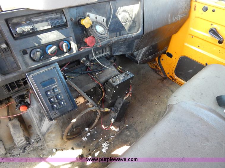 image for item I1086 1996 International 4900 pothole patcher truck