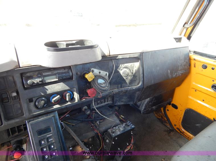 image for item I1086 1996 International 4900 pothole patcher truck