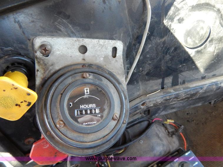 image for item I1086 1996 International 4900 pothole patcher truck