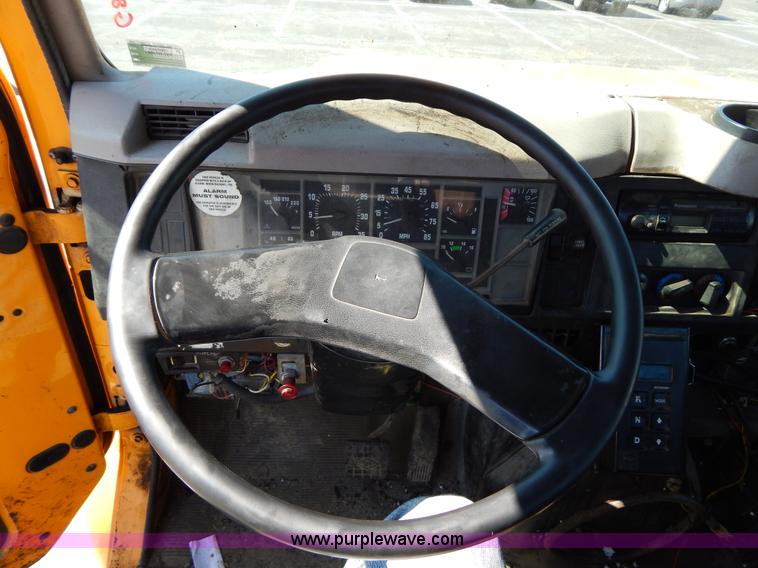 image for item I1086 1996 International 4900 pothole patcher truck