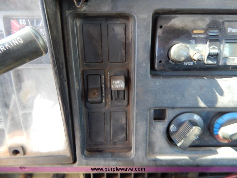 image for item I1086 1996 International 4900 pothole patcher truck