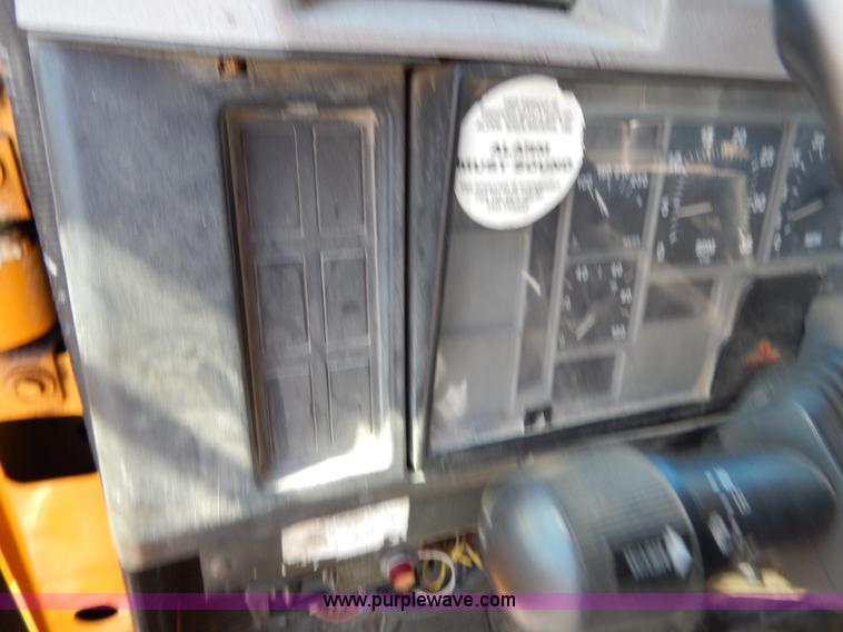 image for item I1086 1996 International 4900 pothole patcher truck