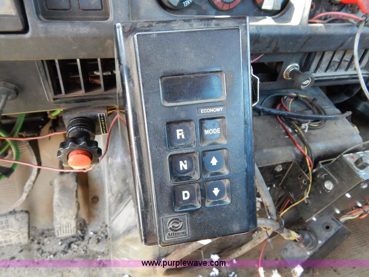 image for item I1086 1996 International 4900 pothole patcher truck