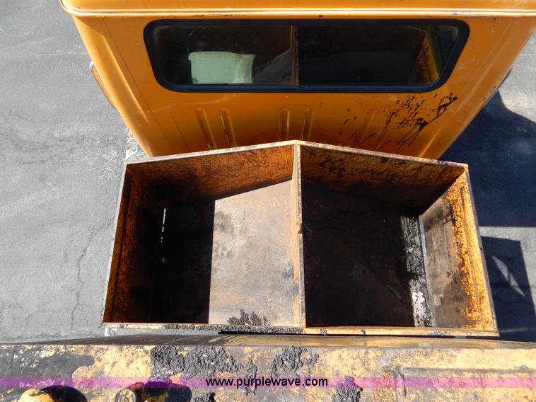 image for item I1086 1996 International 4900 pothole patcher truck