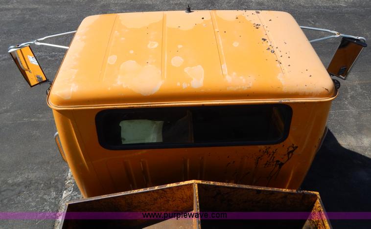 image for item I1086 1996 International 4900 pothole patcher truck