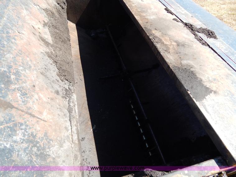 image for item I1086 1996 International 4900 pothole patcher truck