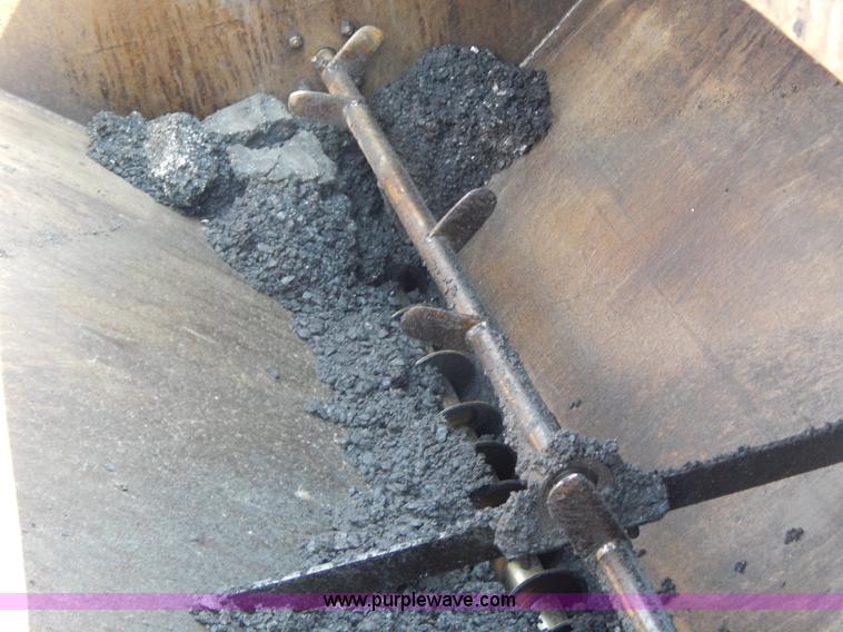 image for item I1086 1996 International 4900 pothole patcher truck