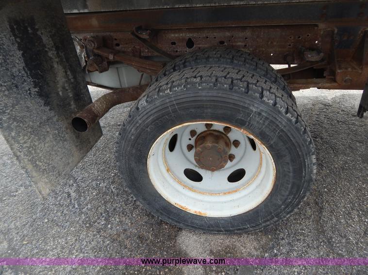 image for item I1087 2002 Ford F550 dump truck