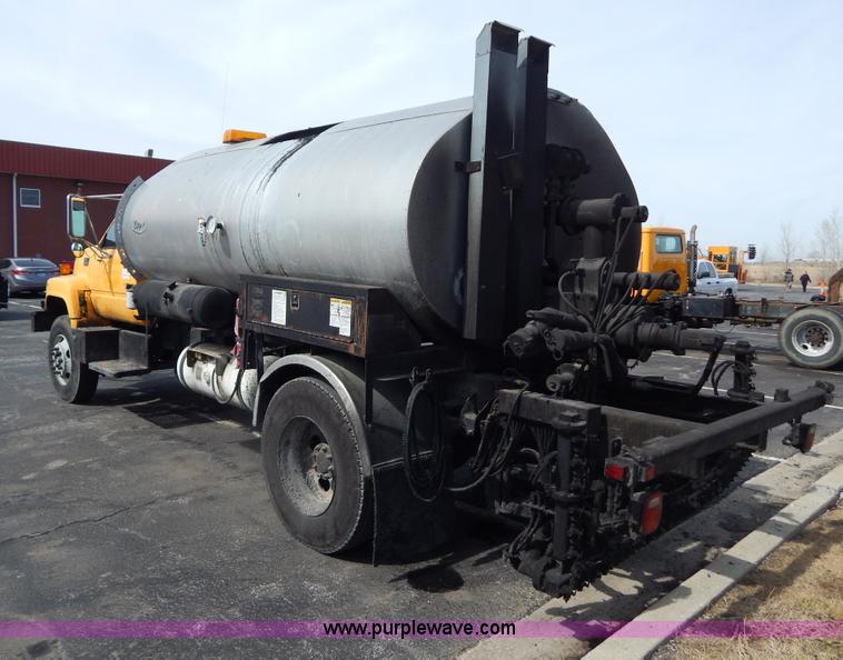 image for item I1088 1999 Chevrolet C8500 oil distributor truck