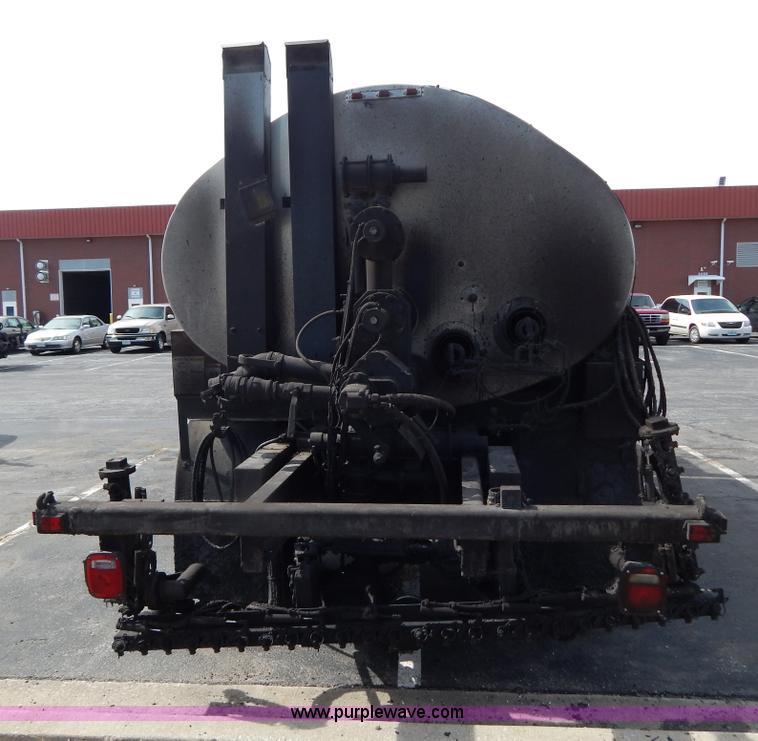 image for item I1088 1999 Chevrolet C8500 oil distributor truck