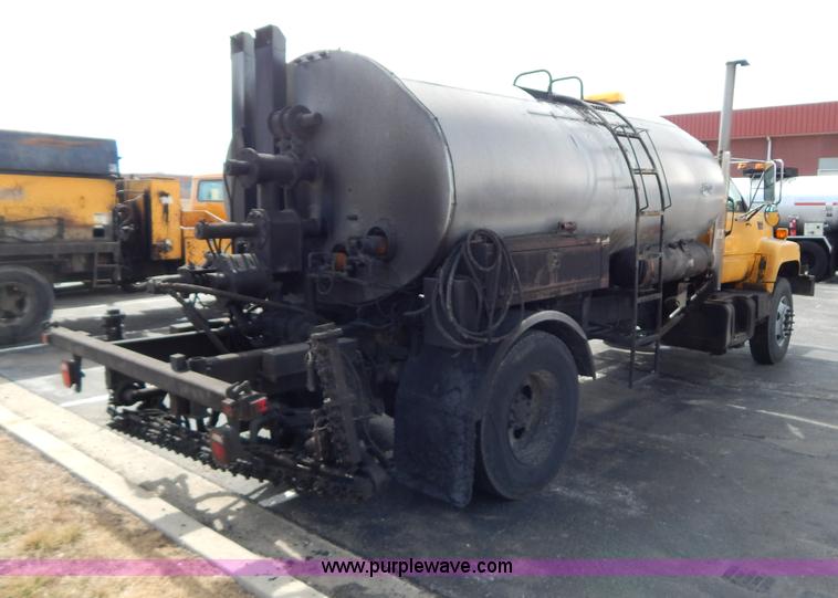 image for item I1088 1999 Chevrolet C8500 oil distributor truck