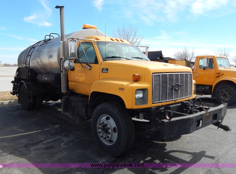 image for item I1088 1999 Chevrolet C8500 oil distributor truck
