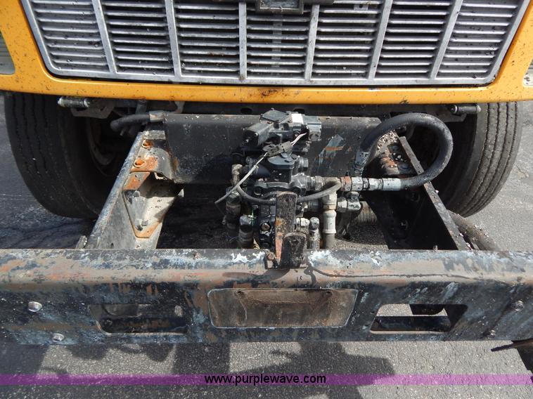 image for item I1088 1999 Chevrolet C8500 oil distributor truck