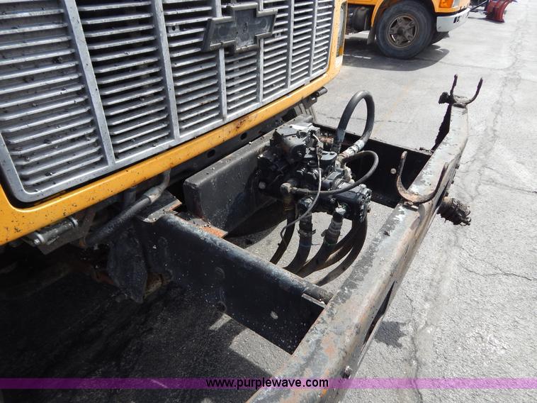 image for item I1088 1999 Chevrolet C8500 oil distributor truck