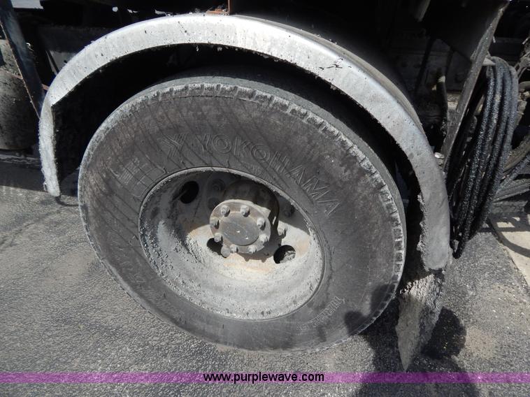 image for item I1088 1999 Chevrolet C8500 oil distributor truck