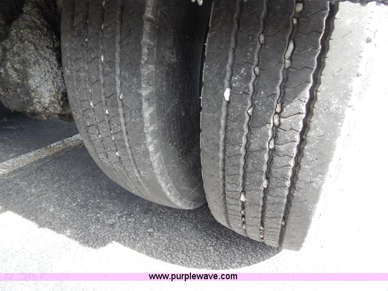 image for item I1088 1999 Chevrolet C8500 oil distributor truck