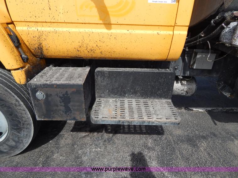 image for item I1088 1999 Chevrolet C8500 oil distributor truck