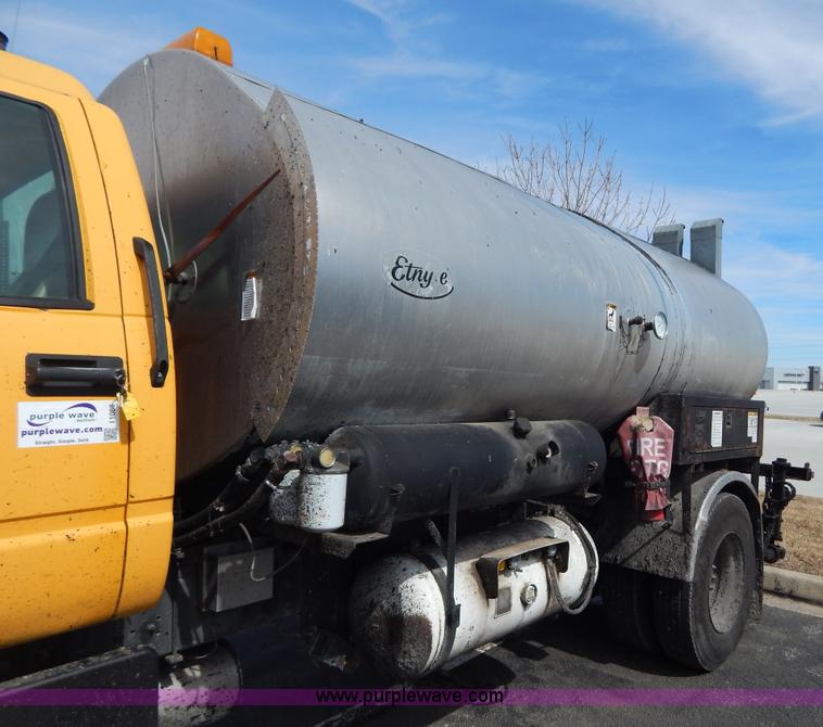 image for item I1088 1999 Chevrolet C8500 oil distributor truck