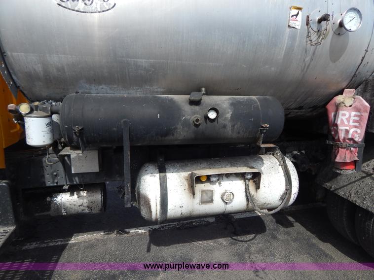 image for item I1088 1999 Chevrolet C8500 oil distributor truck