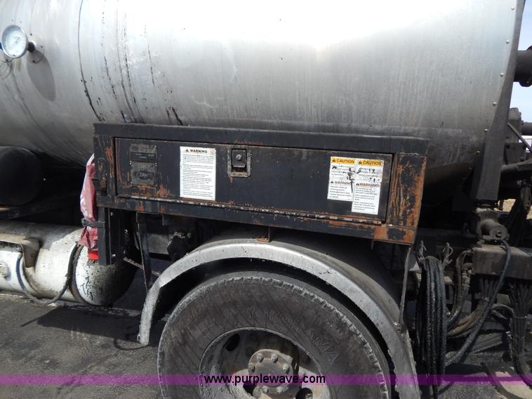 image for item I1088 1999 Chevrolet C8500 oil distributor truck