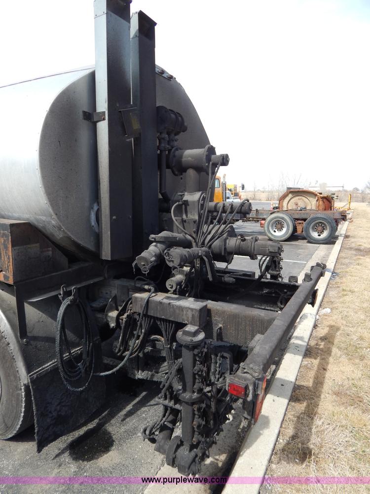 image for item I1088 1999 Chevrolet C8500 oil distributor truck