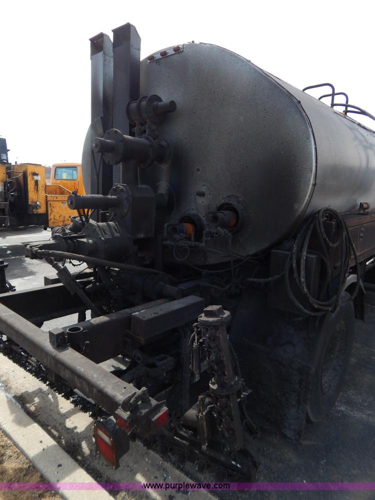 image for item I1088 1999 Chevrolet C8500 oil distributor truck