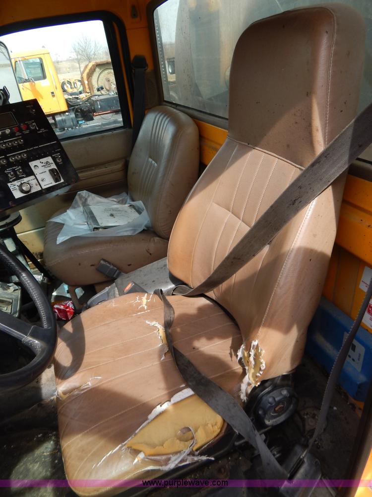 image for item I1088 1999 Chevrolet C8500 oil distributor truck