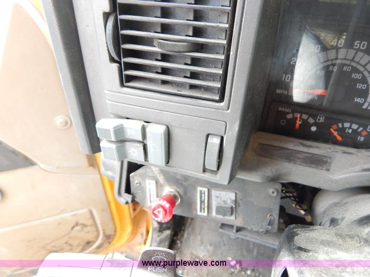 image for item I1088 1999 Chevrolet C8500 oil distributor truck