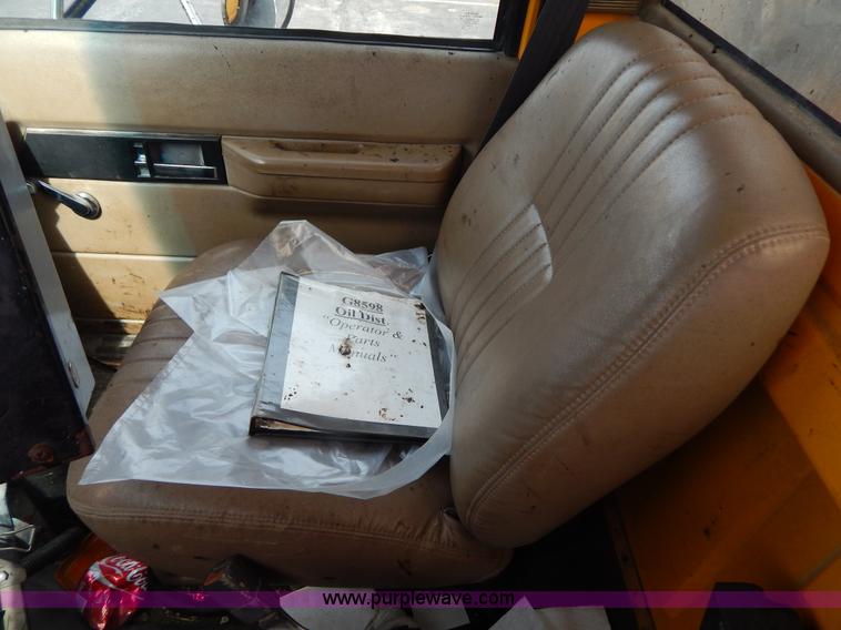 image for item I1088 1999 Chevrolet C8500 oil distributor truck