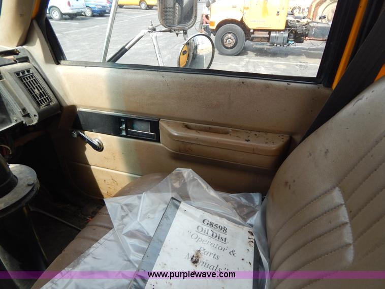 image for item I1088 1999 Chevrolet C8500 oil distributor truck