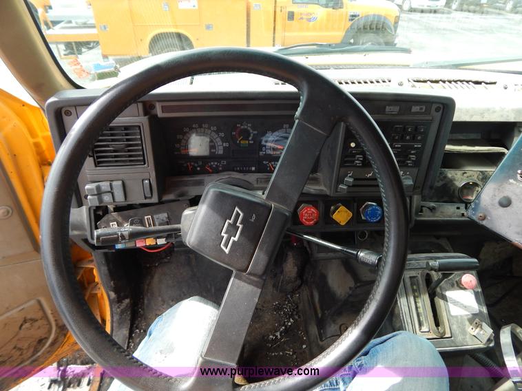 image for item I1088 1999 Chevrolet C8500 oil distributor truck