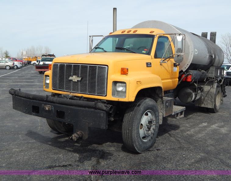 image for item I1089 1999 Chevrolet C8500 oil distributor truck