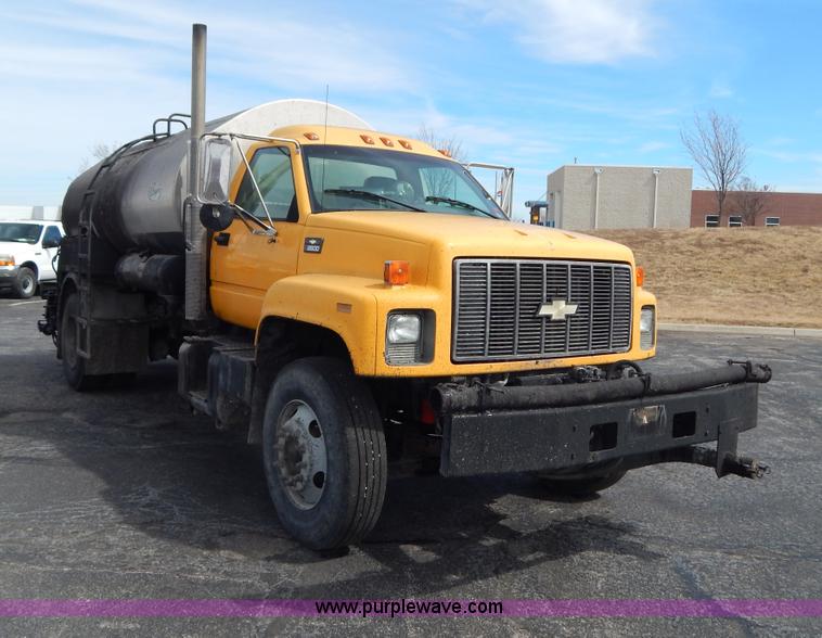 image for item I1089 1999 Chevrolet C8500 oil distributor truck