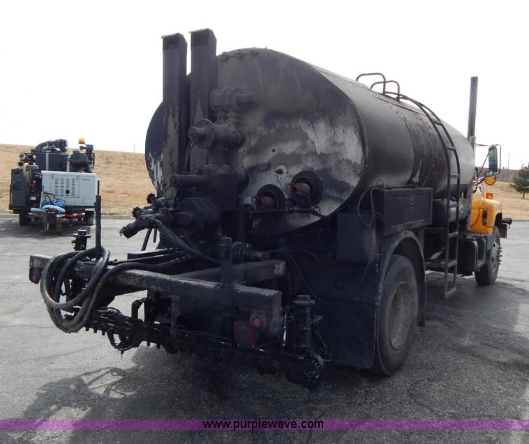 image for item I1089 1999 Chevrolet C8500 oil distributor truck