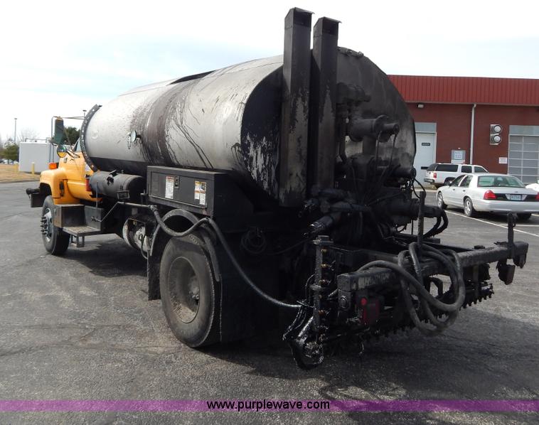 image for item I1089 1999 Chevrolet C8500 oil distributor truck