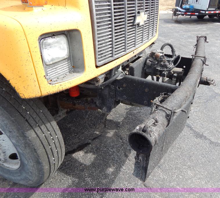 image for item I1089 1999 Chevrolet C8500 oil distributor truck