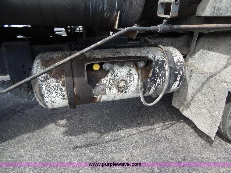 image for item I1089 1999 Chevrolet C8500 oil distributor truck