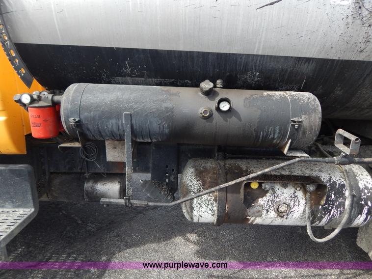 image for item I1089 1999 Chevrolet C8500 oil distributor truck