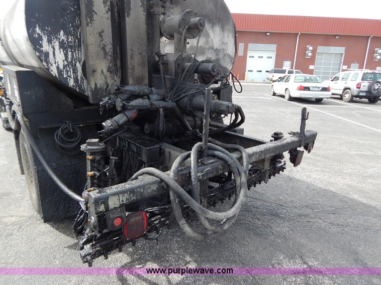 image for item I1089 1999 Chevrolet C8500 oil distributor truck