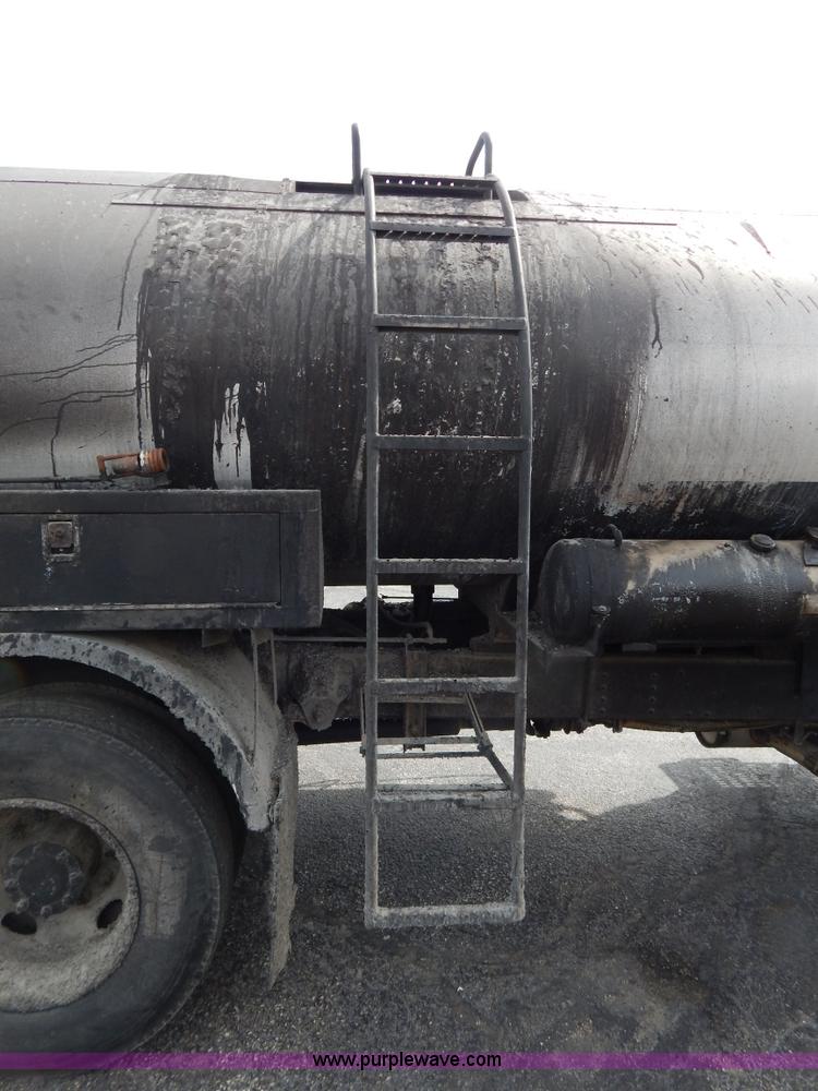 image for item I1089 1999 Chevrolet C8500 oil distributor truck