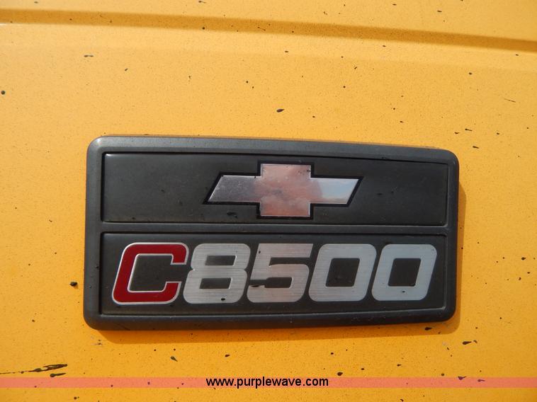 image for item I1089 1999 Chevrolet C8500 oil distributor truck