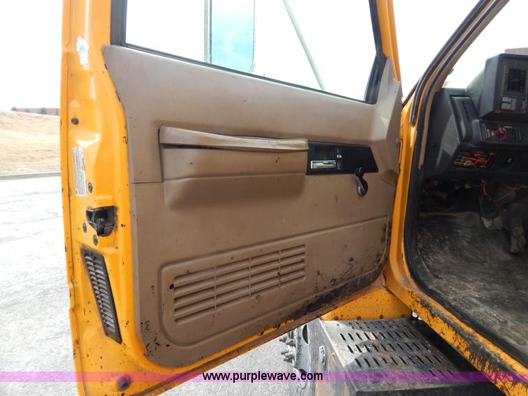 image for item I1089 1999 Chevrolet C8500 oil distributor truck