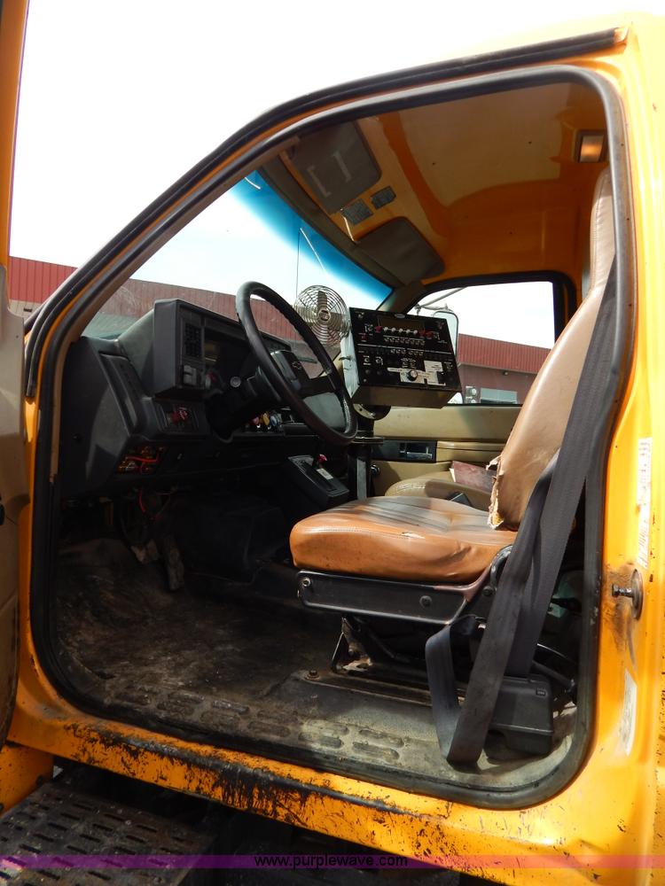 image for item I1089 1999 Chevrolet C8500 oil distributor truck