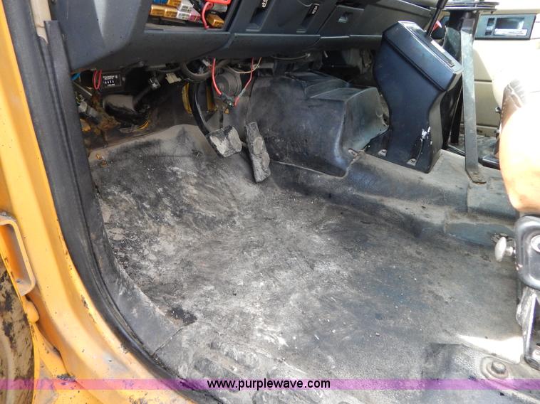 image for item I1089 1999 Chevrolet C8500 oil distributor truck